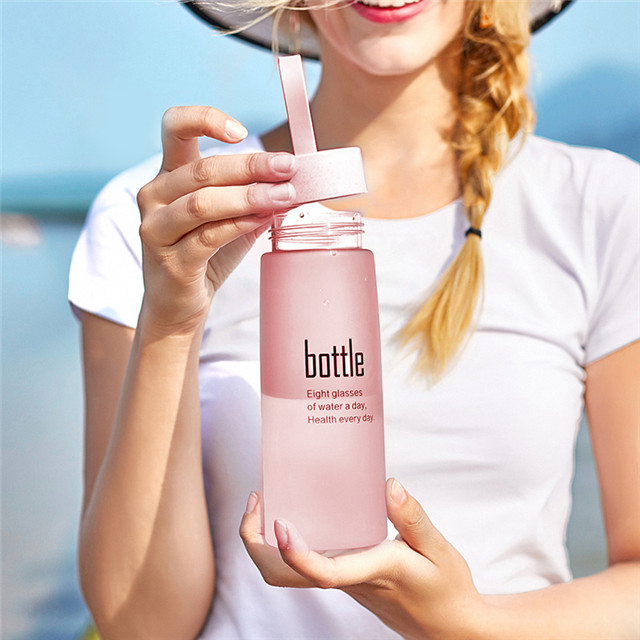 Eco-friendly 520ml frosted glass water bottle with rope water bottle wholesale