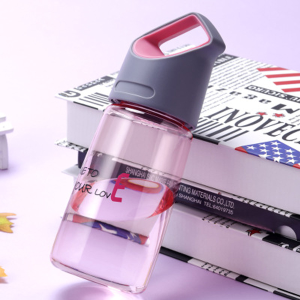 Manufacturers wholesale boys and girls expression handle plastic with tea septum cup with water cup sports kettle