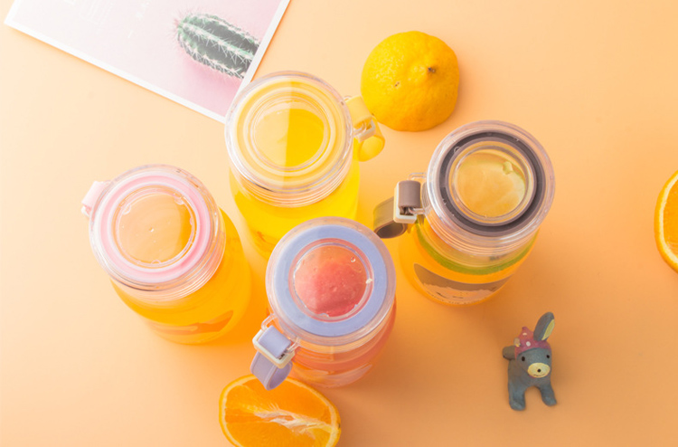  Cartoon couple bottle