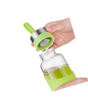 Portable borosilicate glass water bottle with silicone sleeve