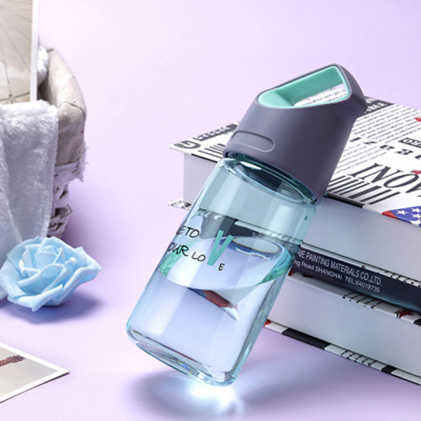 Manufacturers wholesale boys and girls expression handle plastic with tea septum cup with water cup sports kettle